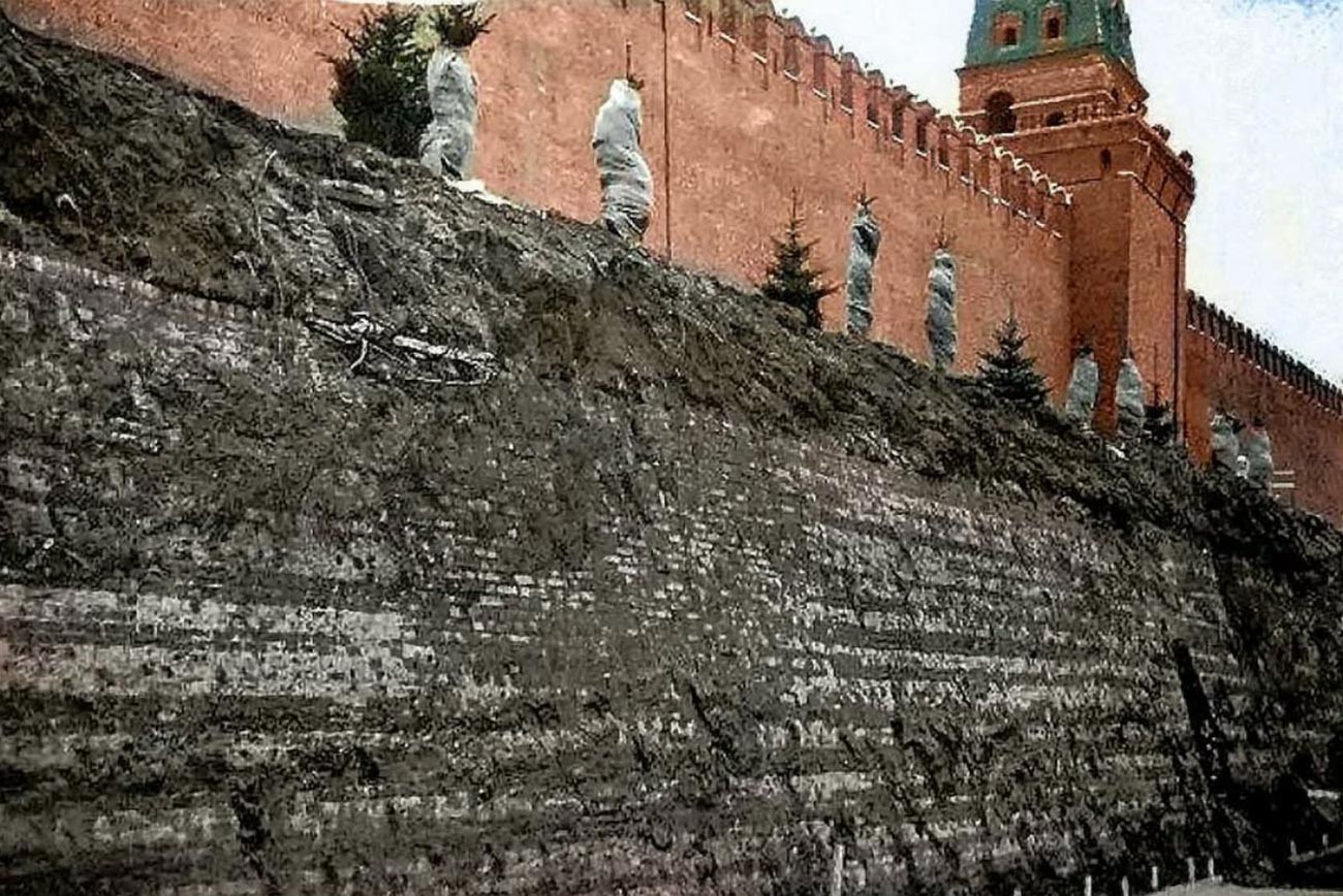 Il muro del fossato dell'Aloisio, rinvenuto durante gli scavi in Piazza Rossa
