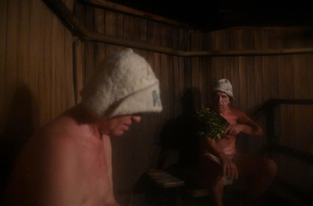 Мъже посещават обществена баня или традиционна руска парна баня при избухването на коронавирусната пандемия 