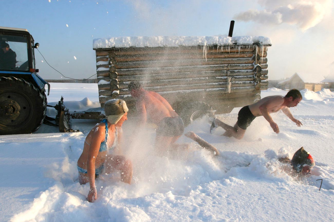 Хора скачат в снега пред мобилните парни бани