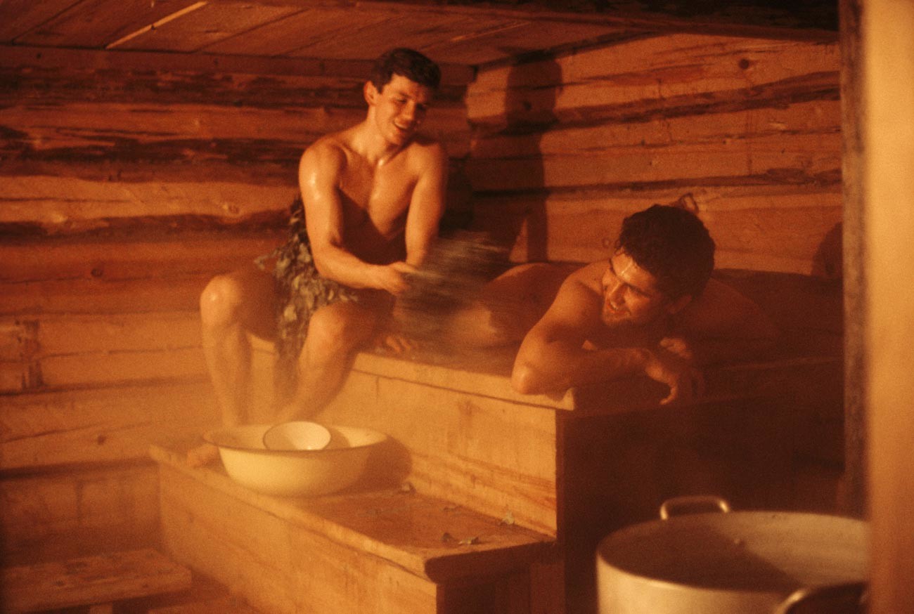 Ловците от ловно стопанство в Иркутска област правят парна баня след работен ден в тайгата