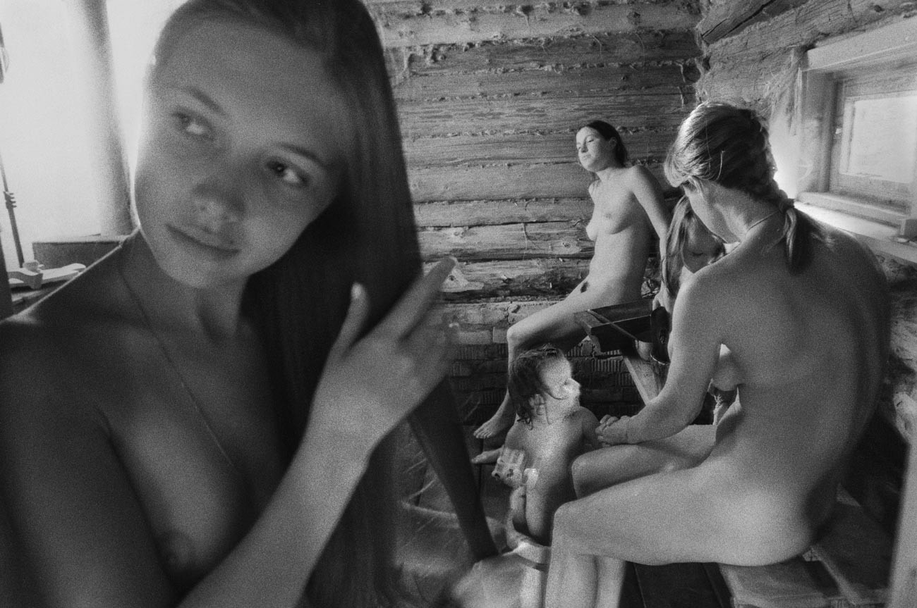 Млади жени в руска баня