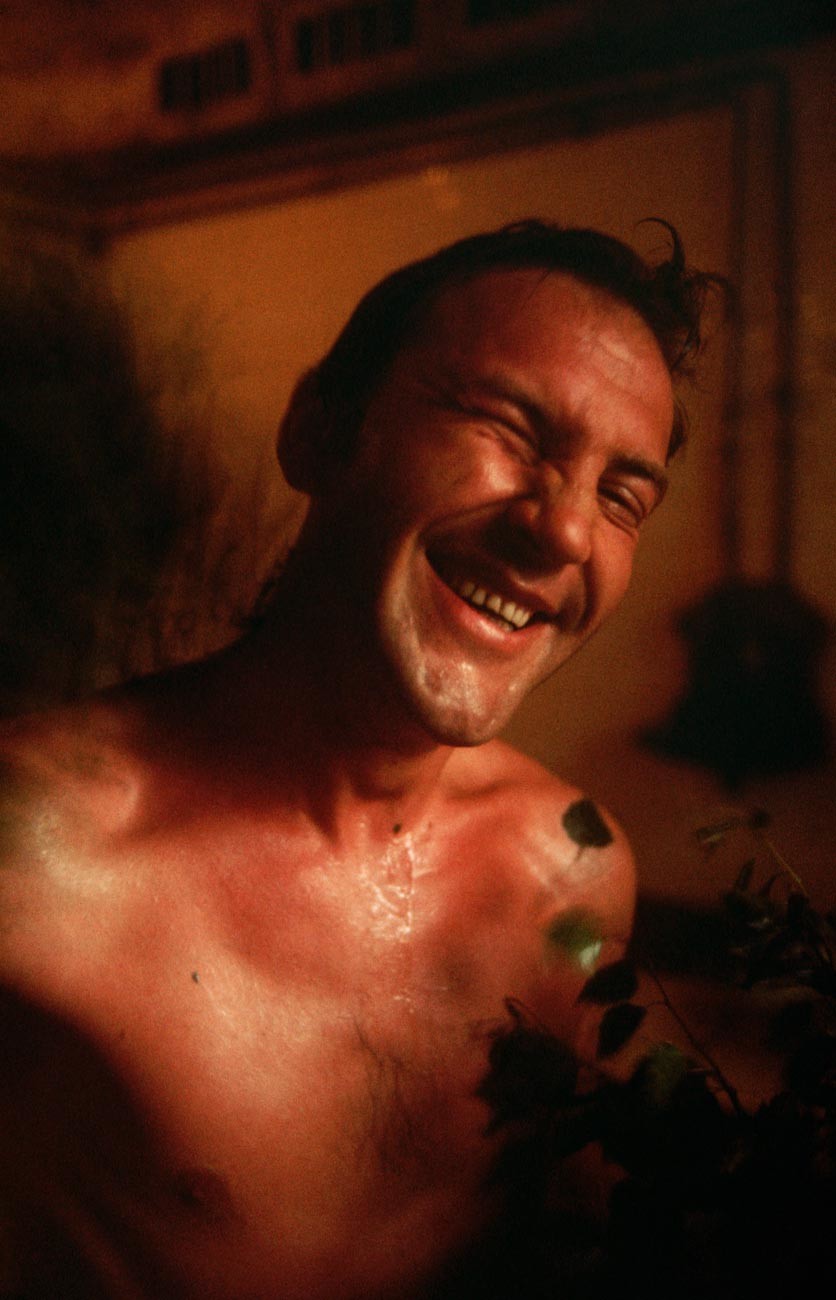  Мъж в банята се бие с 