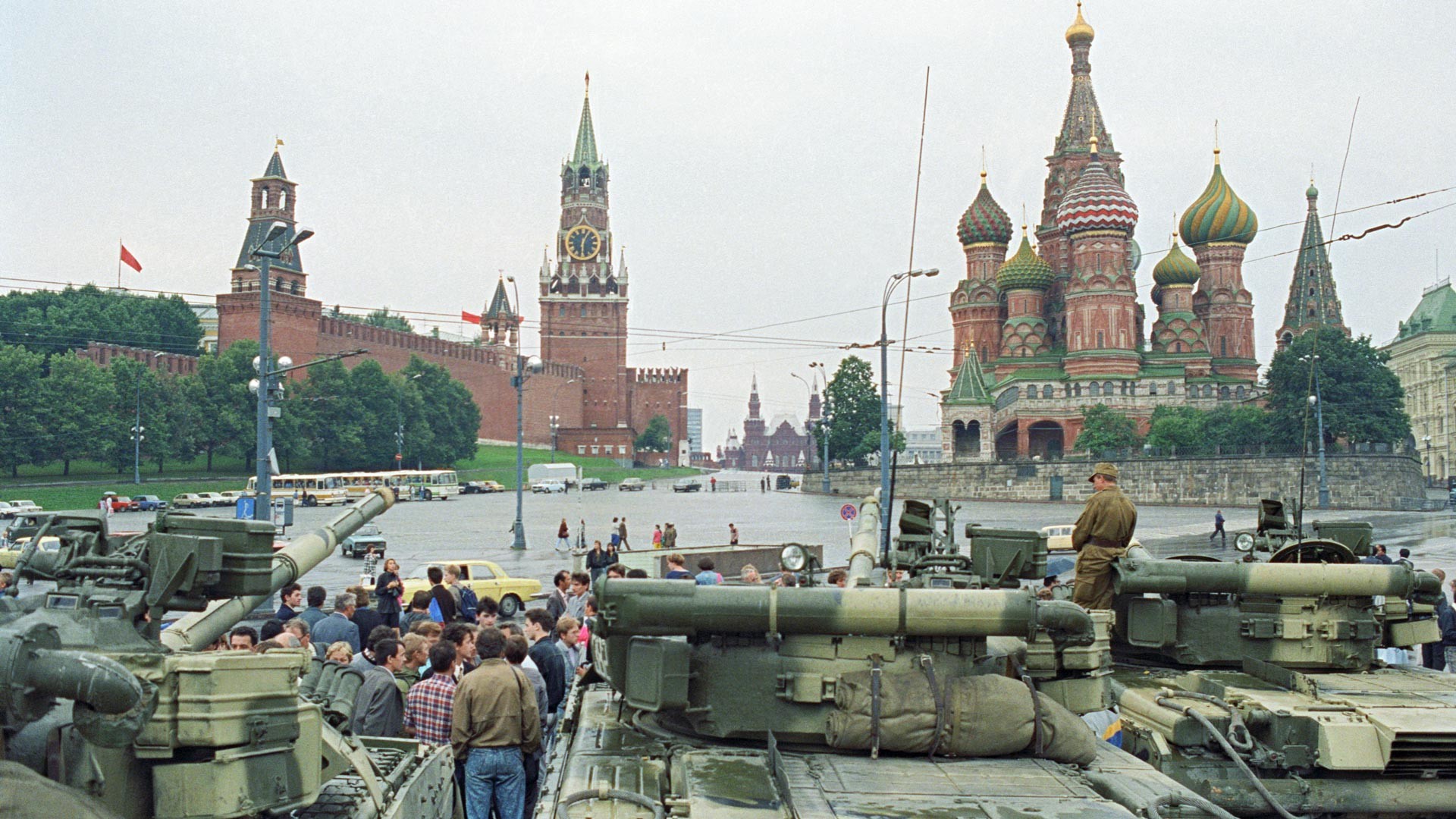 Chars sur la place Rouge, à Moscou, le 19 août 1991