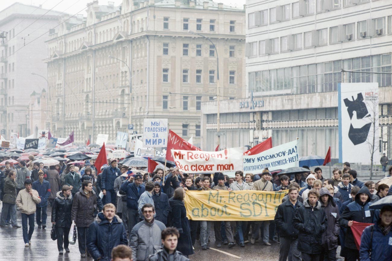 Participants d'une manifestation se rendent vers le complexe sportif Olimpiïski, le 25 octobre 1986 à Moscou