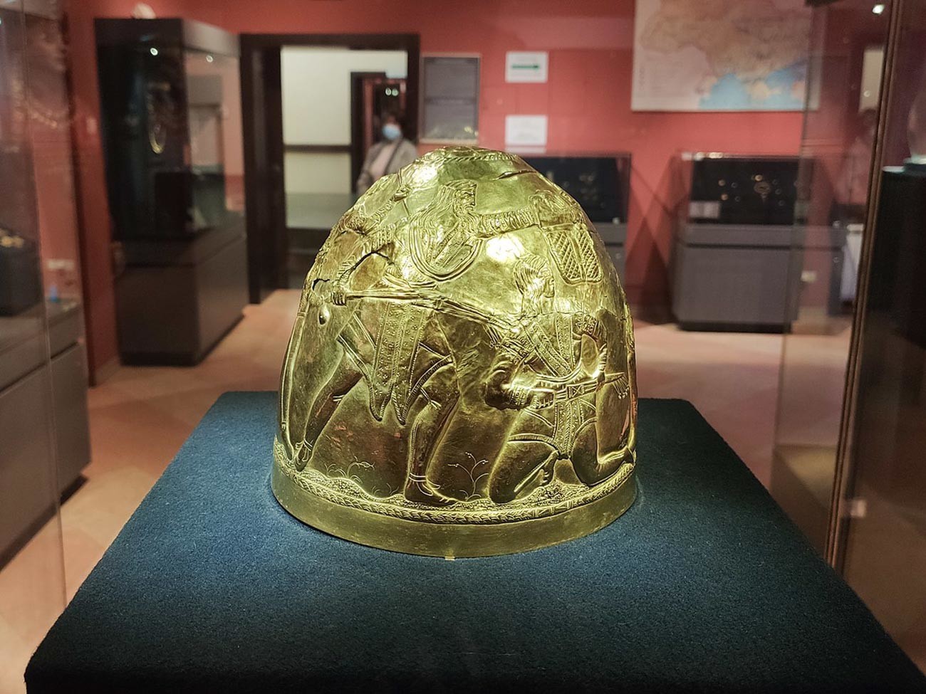 Slavnostna zlata čelada skitskega vladarja iz 4. stoletja pr.n.št., najdena leta 1988 blizu vasi Zrubne, Doneška oblast, Ukrajina. Razstava Muzeja zgodovinskih zakladov Ukrajine.
