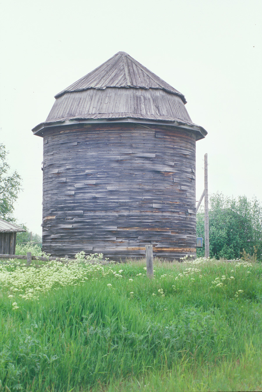 Bolshoi Dvor. Wooden silo. June 21, 2000