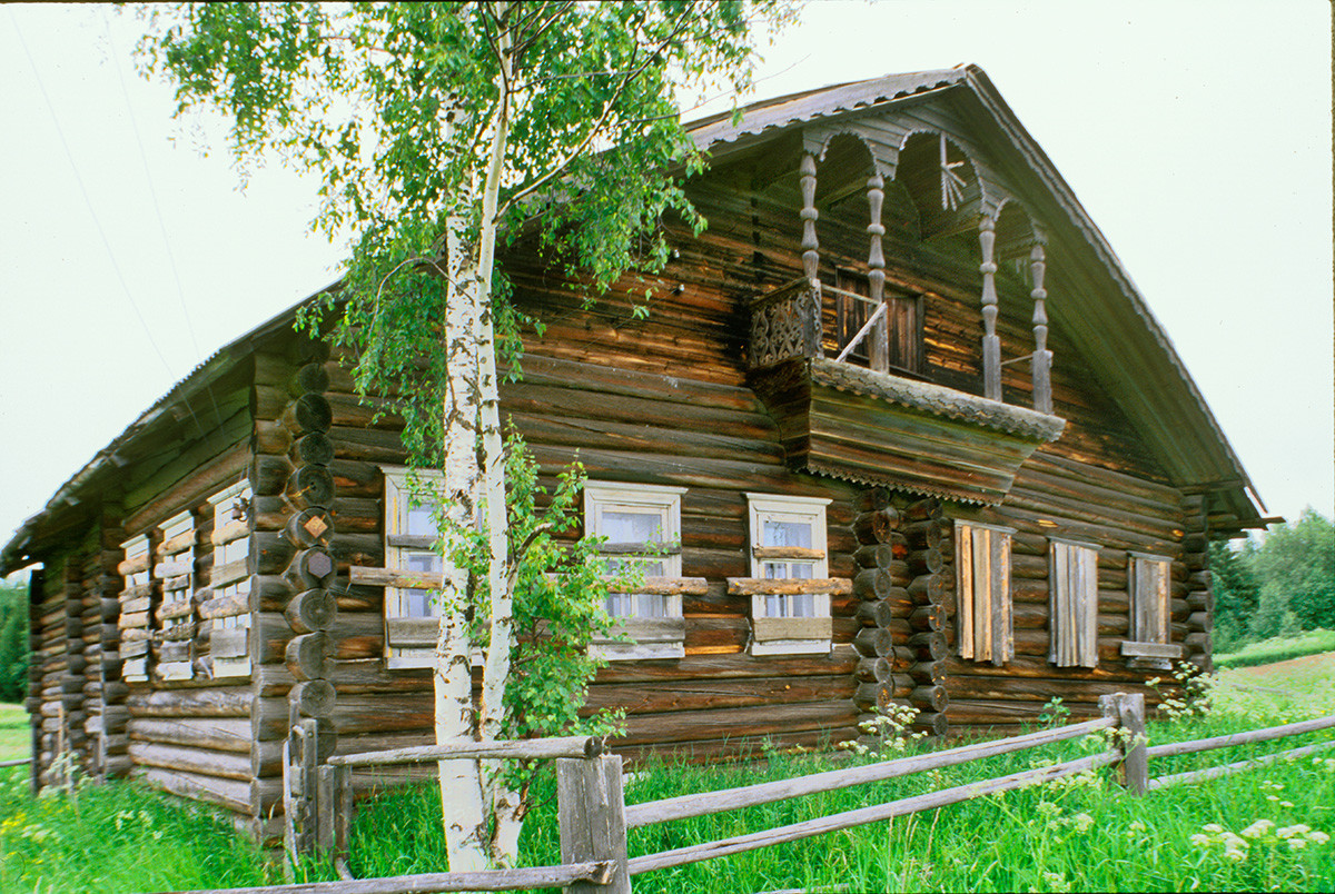 Zabolotye (Terekhino). Abandoned log house with bowed roof & decorative balcony. June 21, 2000
