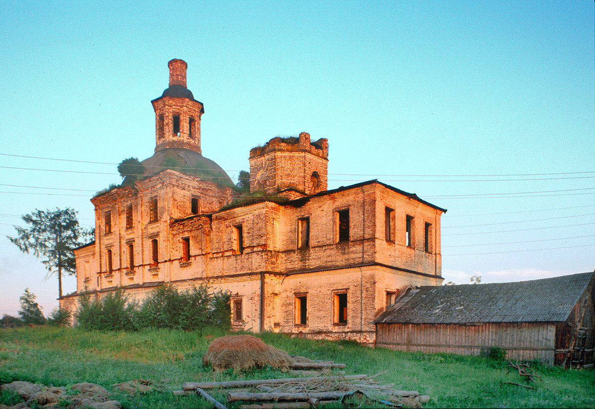 Peshchanitsa. Church of the Trinity, northwest view. June 25, 2000