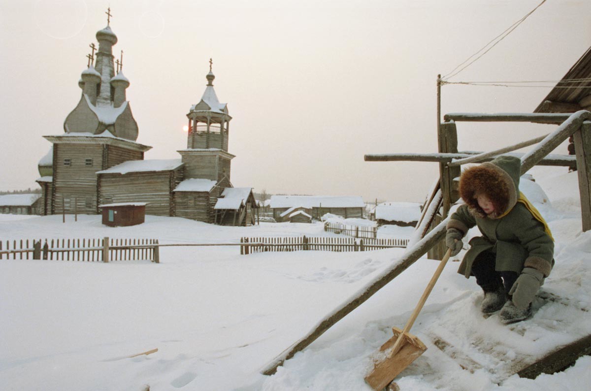  Съюз на съветските социалистически републики. Архангелска област. 1 март 1991 година Петкуполната дървена Одигитриевска черква с шатровиден покрив, издигната през 1709 година 