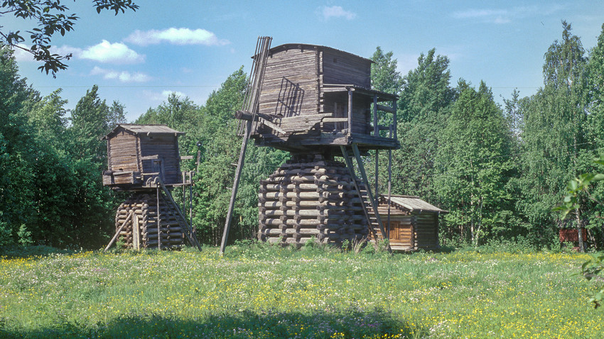 Museo Malie Koreli. Molinos de viento de poste elevados, originalmente en el pueblo de Tselegora (región de Mezen). 22 de junio de 1999.