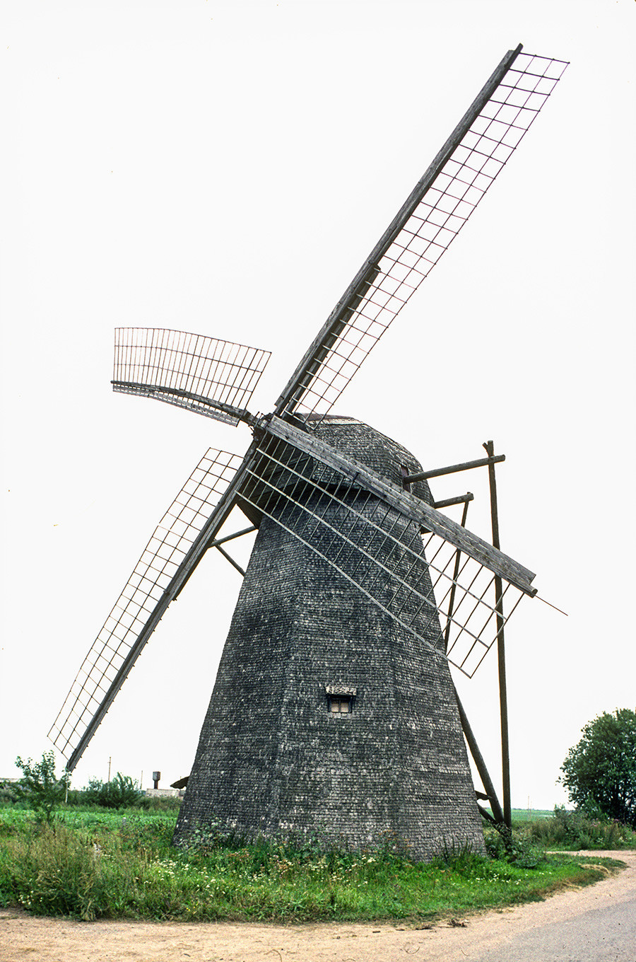 Seltso (región de Nóvgorod). Molino de viento de torre cerca del monasterio de la Trinidad-San Mijaíl Klopski. 11 de agosto de 1994. 