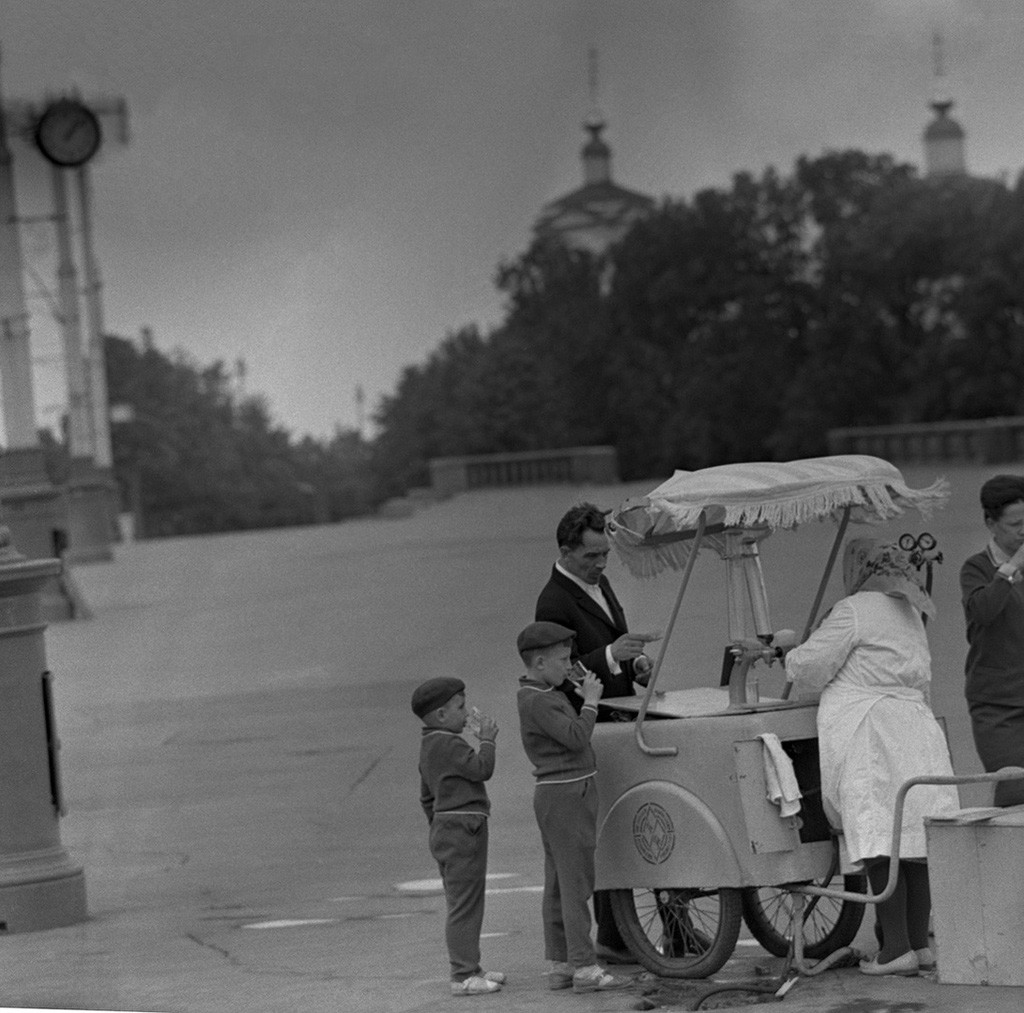 « Avec double sirop ! » Promenade dans les monts Lénine (aujourd'hui Colline des Moineaux), années 1960
