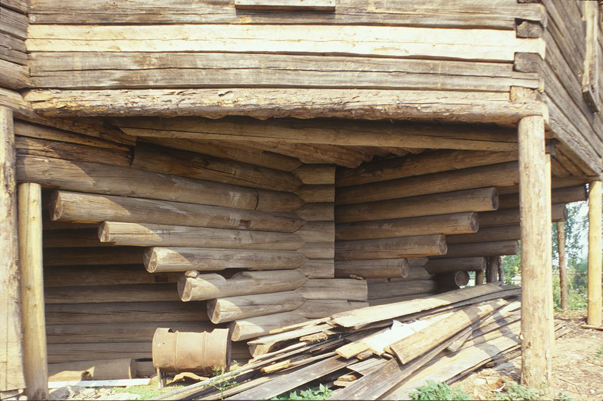 Iglesia de Elías el Profeta. Esquina suroeste antes de la restauración. Vista de los troncos en voladizo que sostienen la galería. 15 de julio de 1999. 