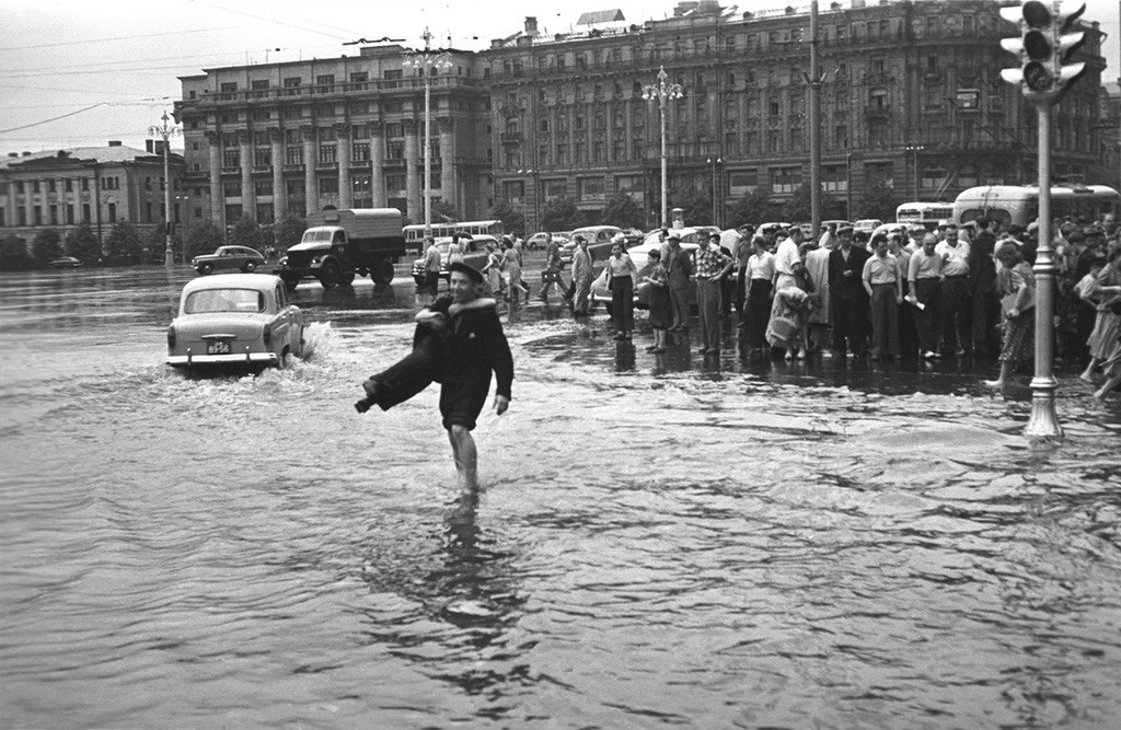 にわか雨の後のマネージ広場、1956年