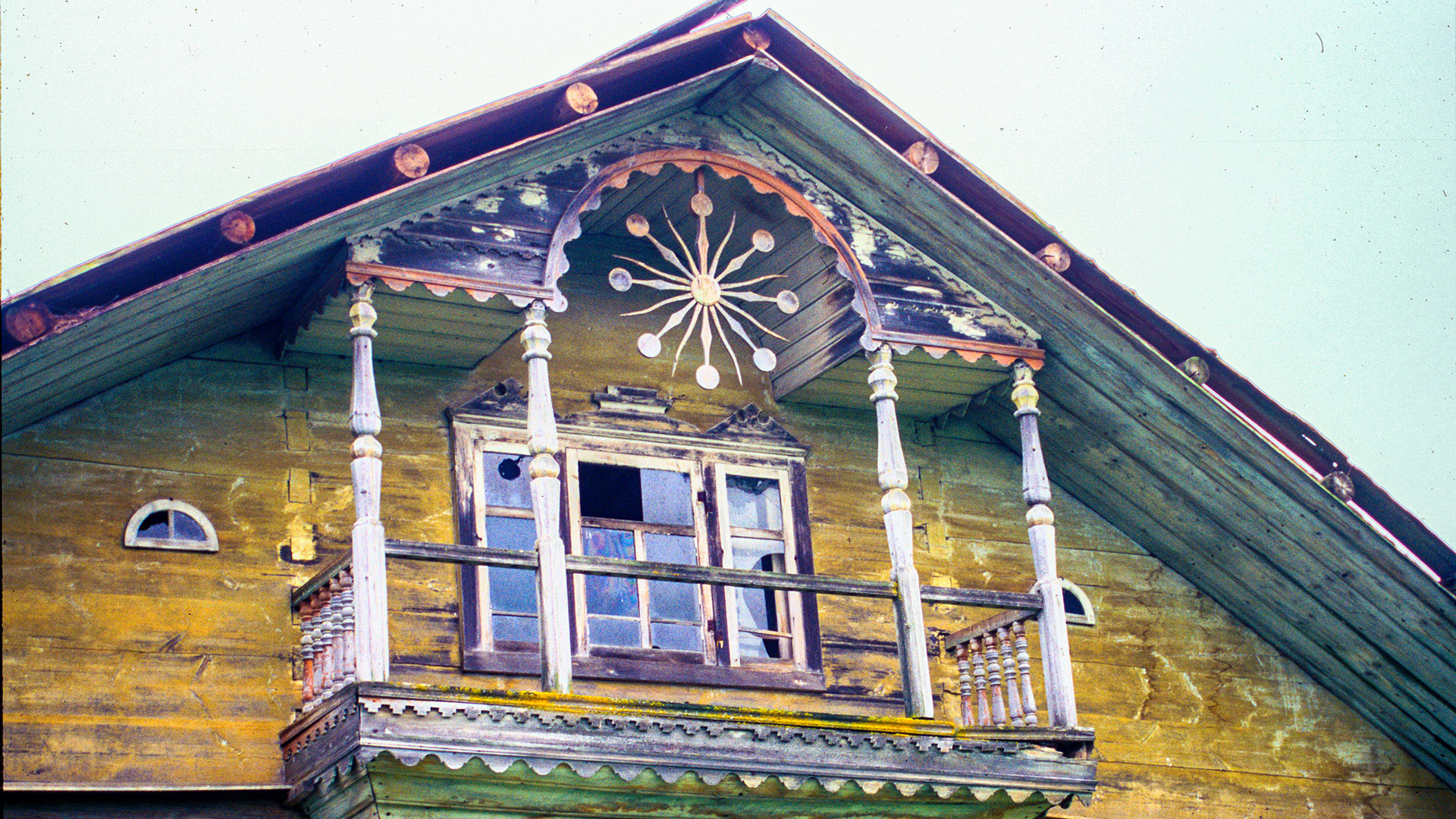Berezonavolok. Maison en rondins, étage supérieur, balcon décoratif