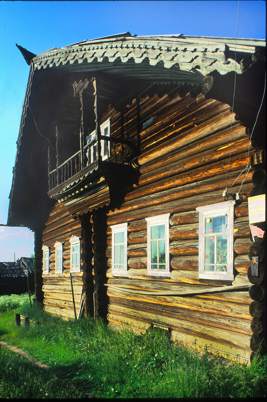Krivtsovskaïa. Maison en rondins avec toit voûté et planches d'extrémité décoratives
