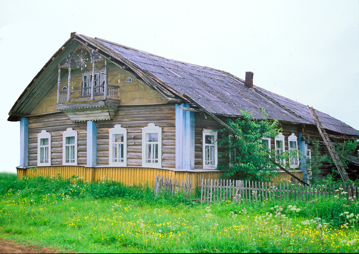 Berezonavolok. Maison en rondins avec balcon décoratif