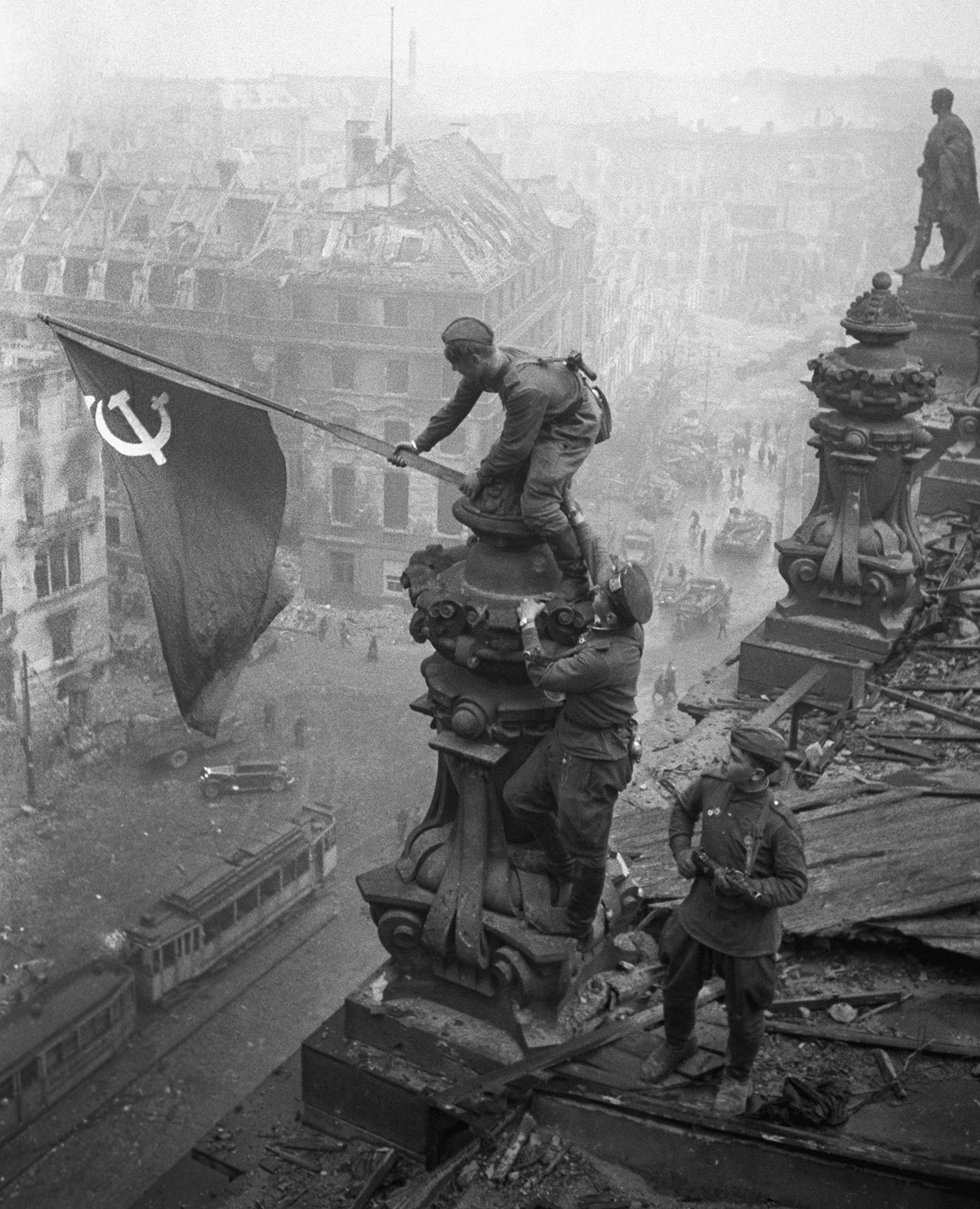 Bendera merah dikibarkan di atas Gedung Reichstag di Berlin, Jerman.