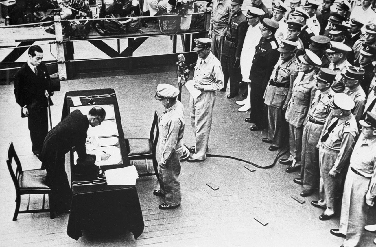 Penandatanganan dokumen kapitulasi Jepang di atas kapal USS Missouri di Teluk Tokyo, 2 September 1945.