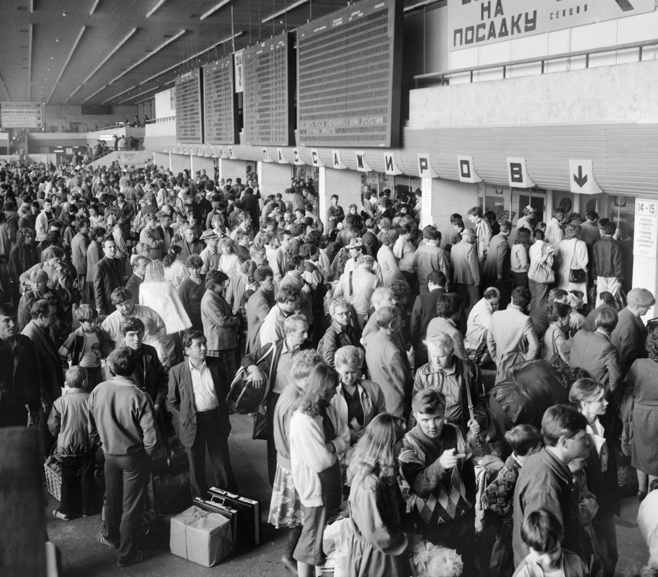 Penerbangan ditunda karena jumlah pesawat yang dapat mengangkut penumpang tak memadai, Moskow, Uni Soviet, 8 Juni 1990. 
