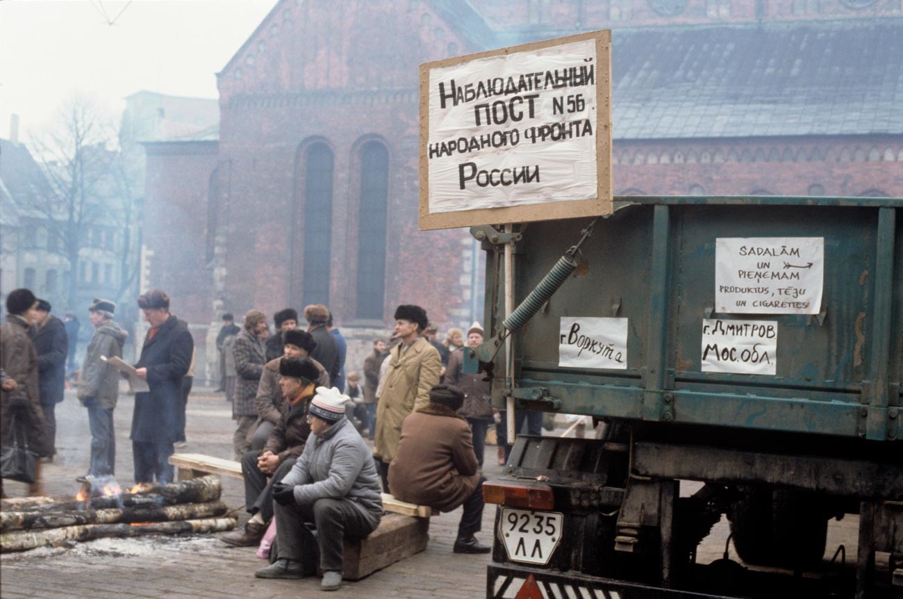 Peristiwa Januari 1991 di Riga, Republik Latvia. Perwakilan Front Rakyat Rusia di jalan-jalan Kota Riga.
