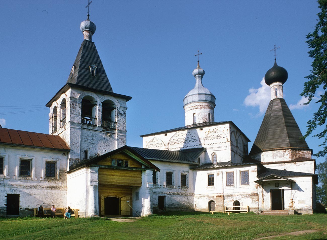 Monasterio de Ferapóntov, vista oeste. De izquierda a derecha: campanario, catedral de la Natividad, iglesia de San Martín. 2 de agosto de 1998.