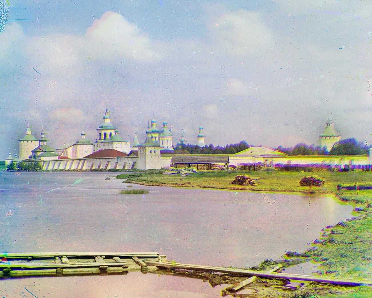 Kirilov. Monasterio de San Kiril Belozersk. Vista del sureste con la orilla sur del lago Siverskoe. Verano de 1909.