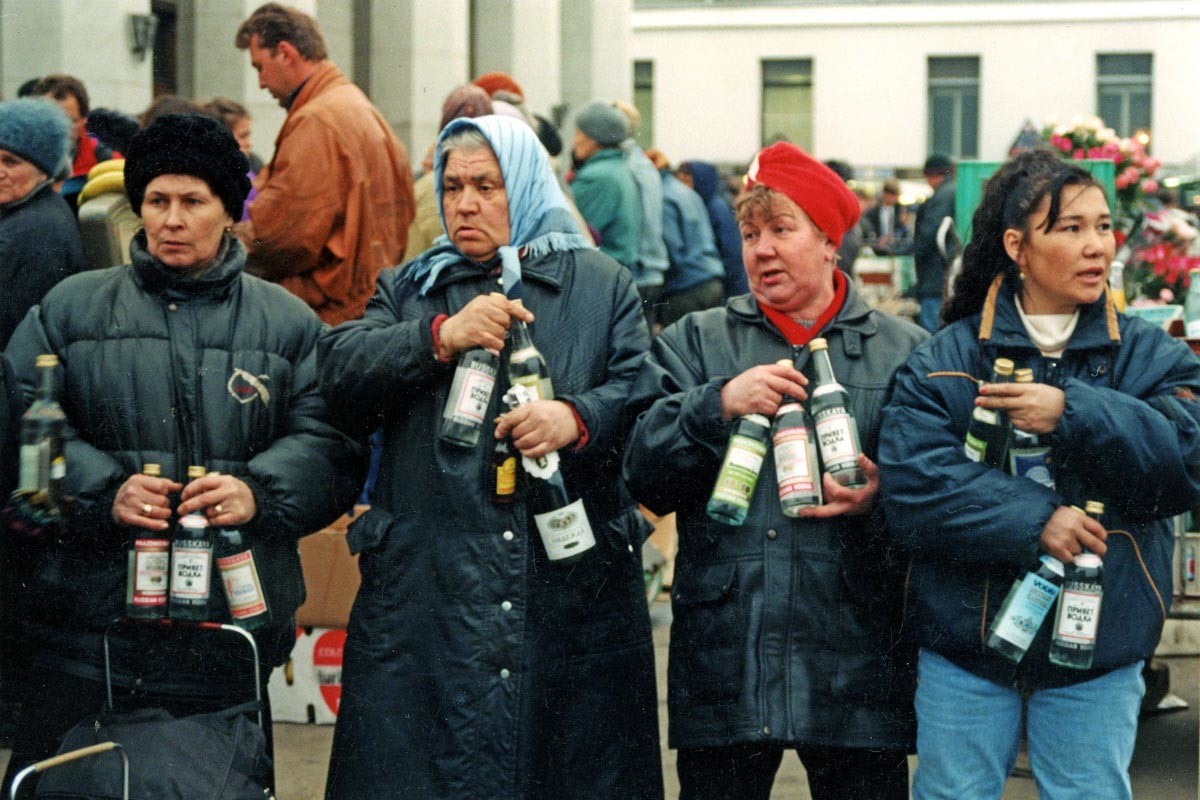 Vente d'alcool clandestine à la gare de Iaroslavl, Moscou, en 1992