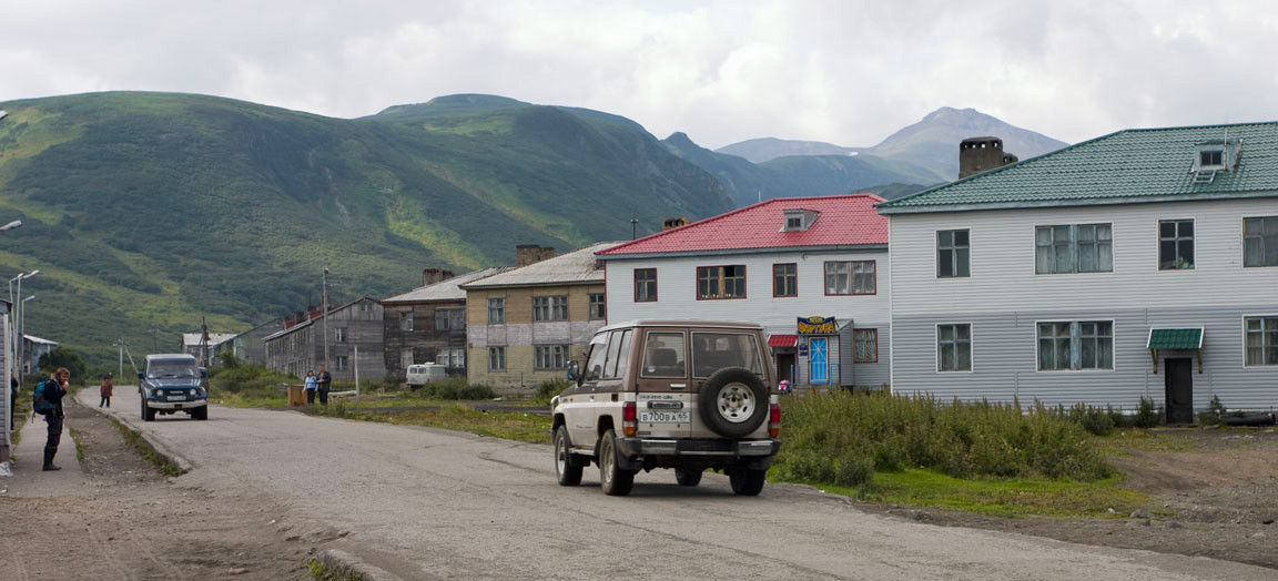 Glavna ulica Severo-Kurilska, mesto na otoku Paramušir, Kurilski otoki, Tihi ocean, severno od Japonske.