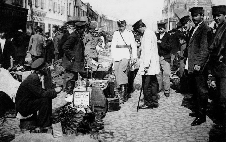 Policías en un mercado de Moscú, 1909-1910