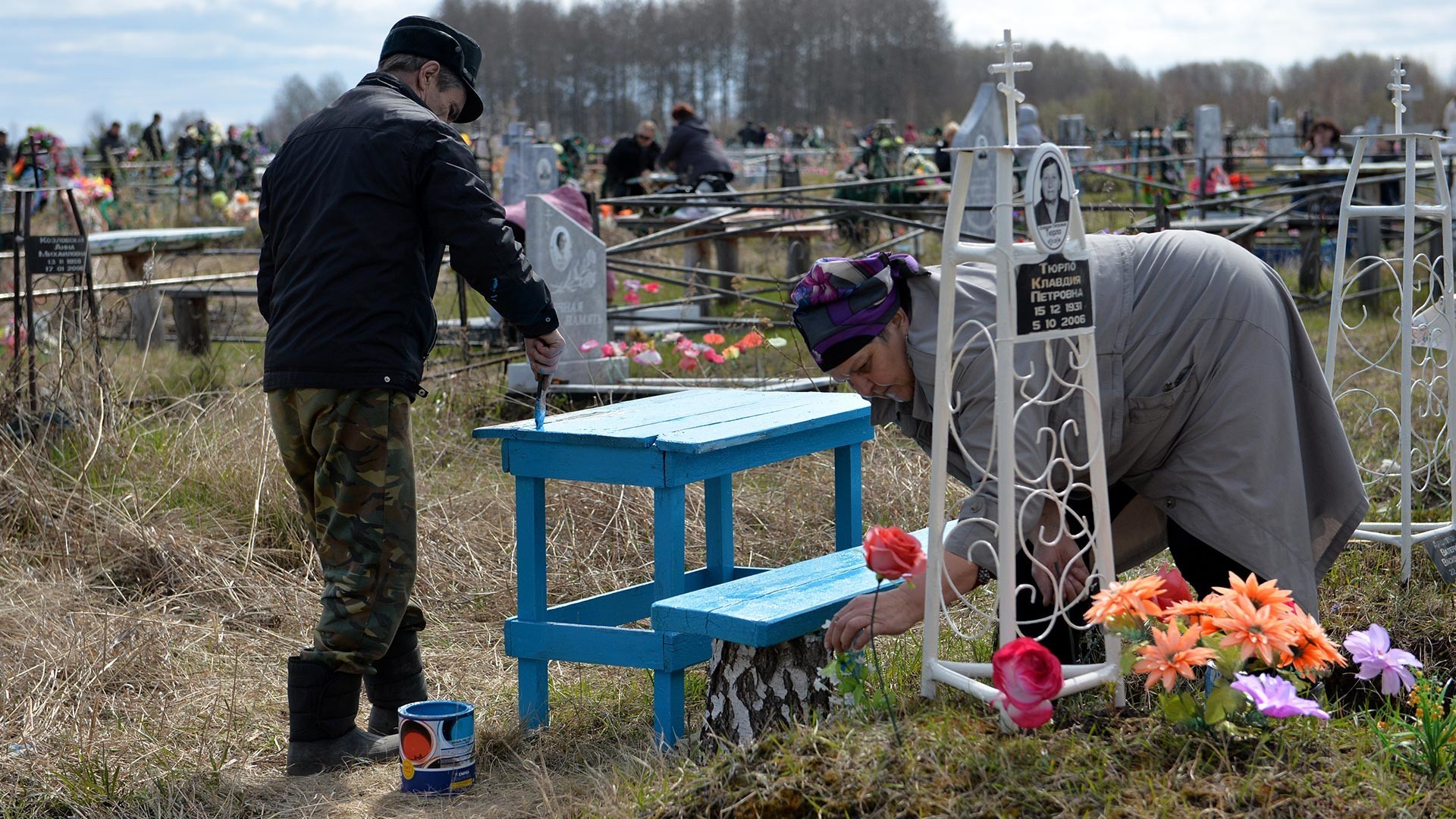 Rusi med opravili na pokopališču v Omski regiji v Rusiji, med praznikom Radonice, spominskim praznikom.
