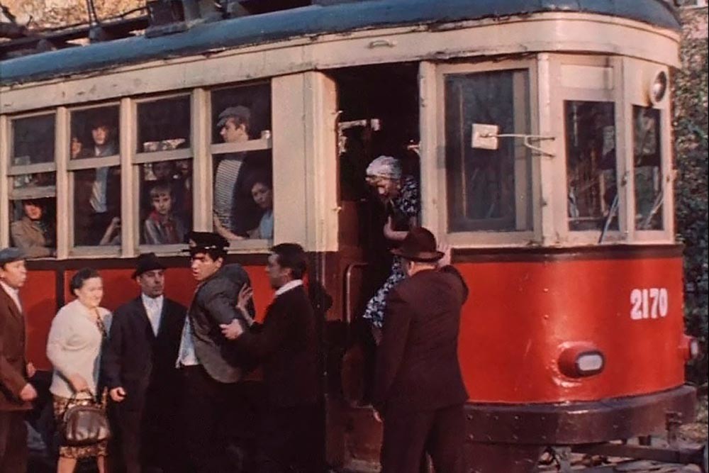 Seorang pencopet ditangkap di halte trem, potongan gambar dari film 