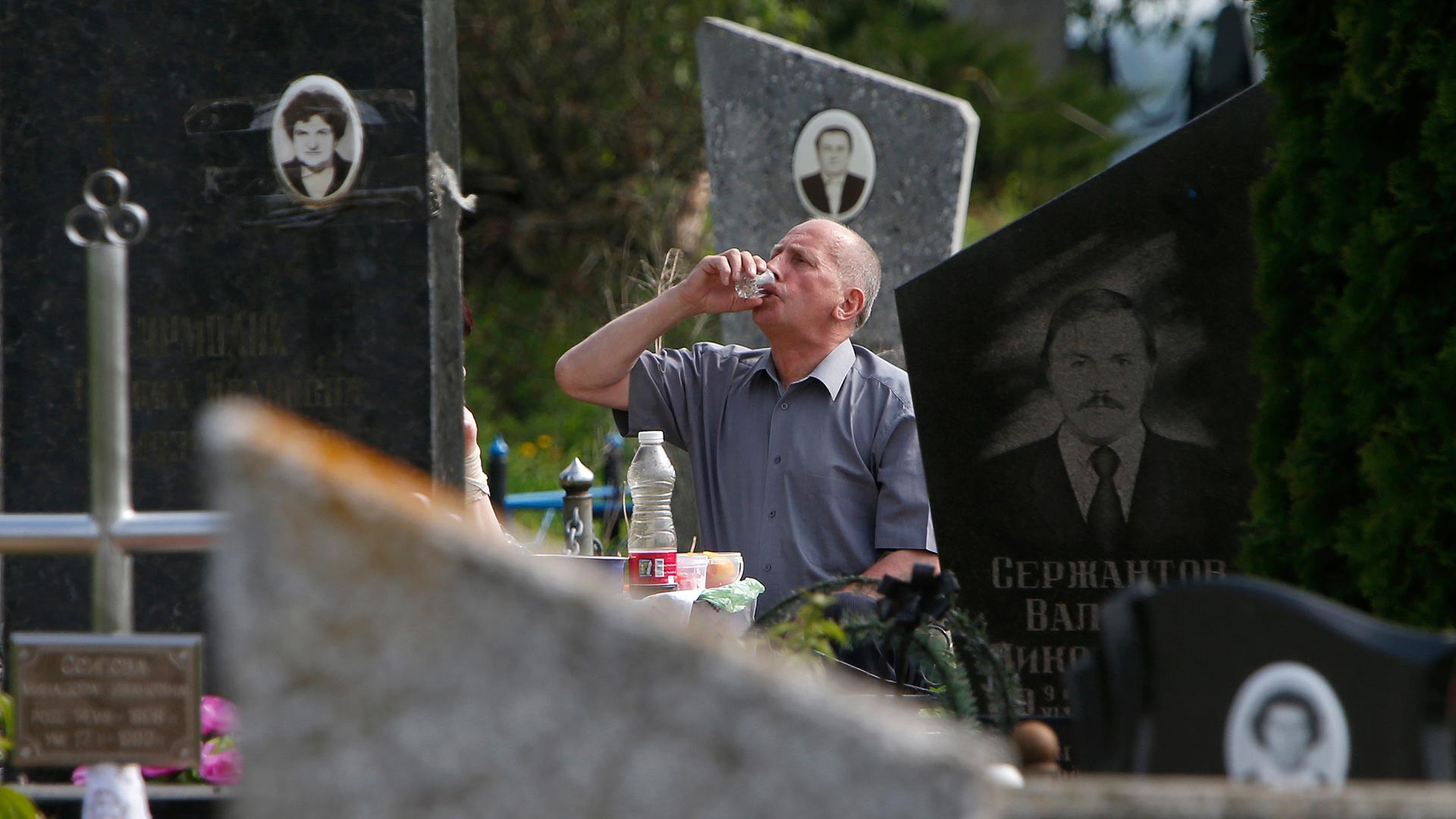 Un signore beve durante la 