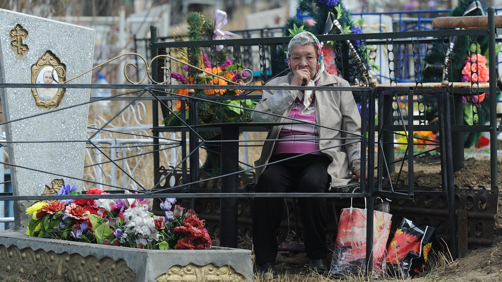 Anziana signora in un cimitero di Chita