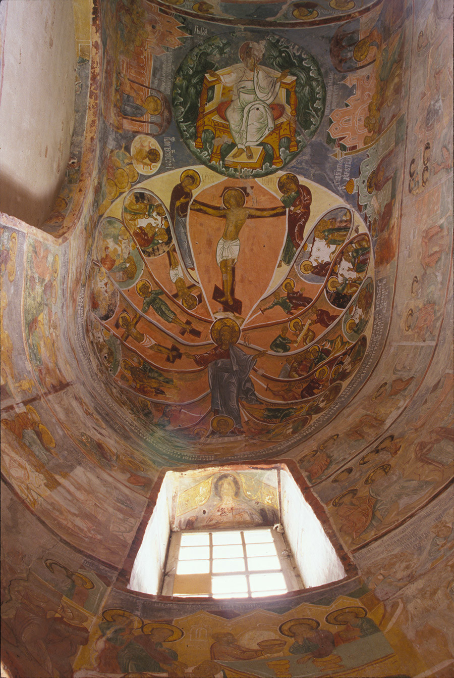 Catedral de la Anunciación. Diaconicón (parte derecha del ábside). Fresco en el techo de las Pasiones (martirio) de los Apóstoles, con Cristo en el centro y Cristo crucificado bajo la imagen del Señor Dios Sabaoth. 20 de junio de 2000.