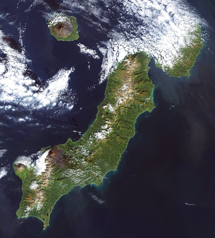 Слика на Landsat 7 на Курилските острви Парамушир, Атласов и Шумшу, во резолуција од 28,5 метри. (Шумшу е главно прекриен со облаци).
