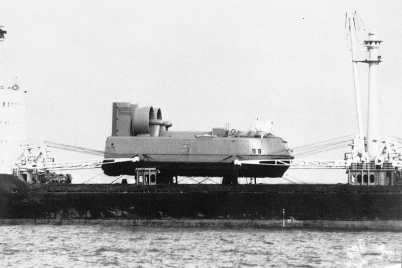 Aerodeslizador da clase ‘Kalmar’ sendo transportado em 1985