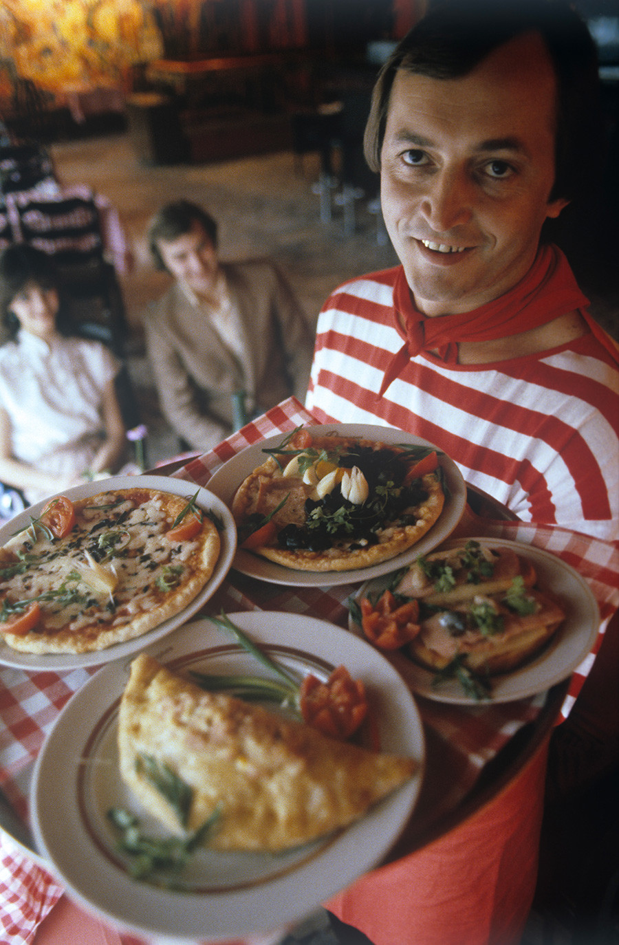 Comida italiana preparada em pizzaria na rua Górki, em Moscou. 1982