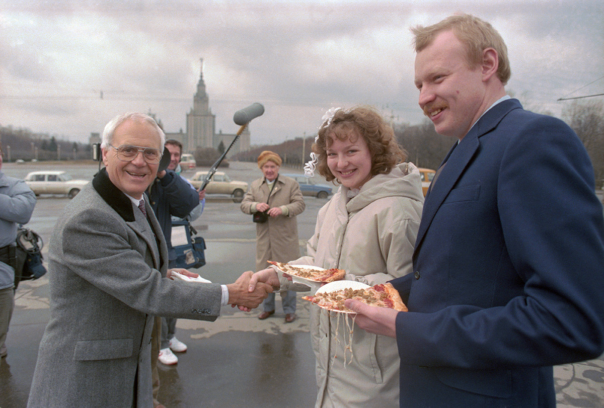 Piencone oferece pizza a Svetlana e Vladimir Kamenev, em Moscou. 1988