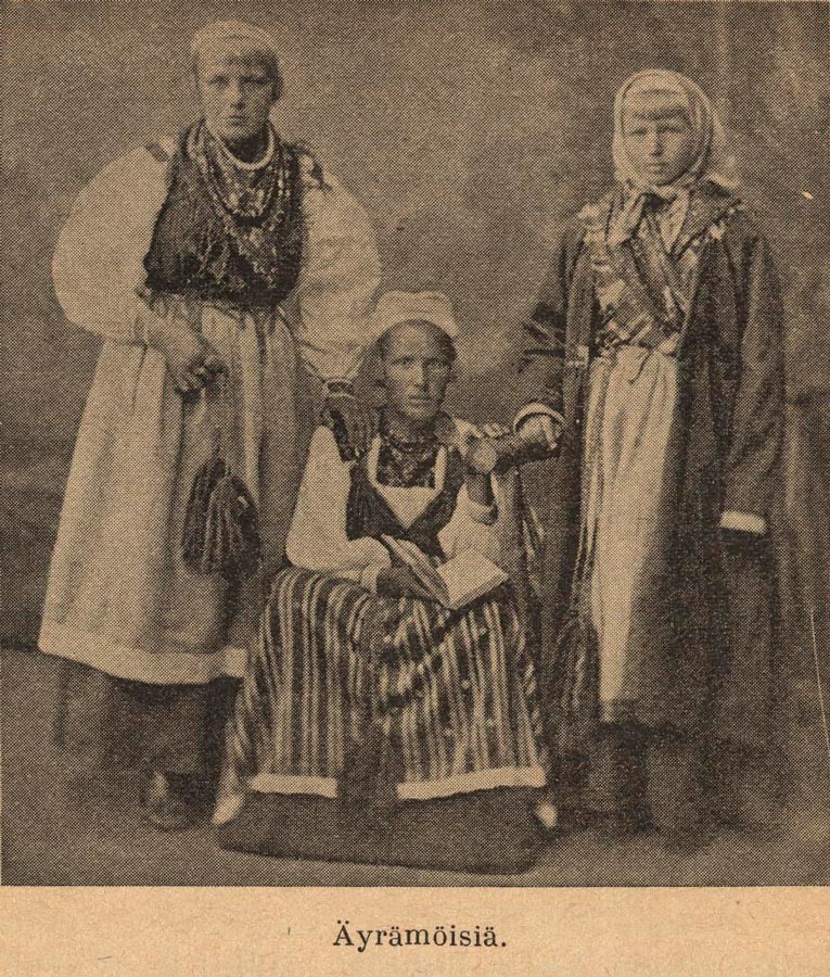 Donne di etnia evrimeiset in costume tradizionale / Y. S. Hämeen-Anttila, Helsinki, 1943