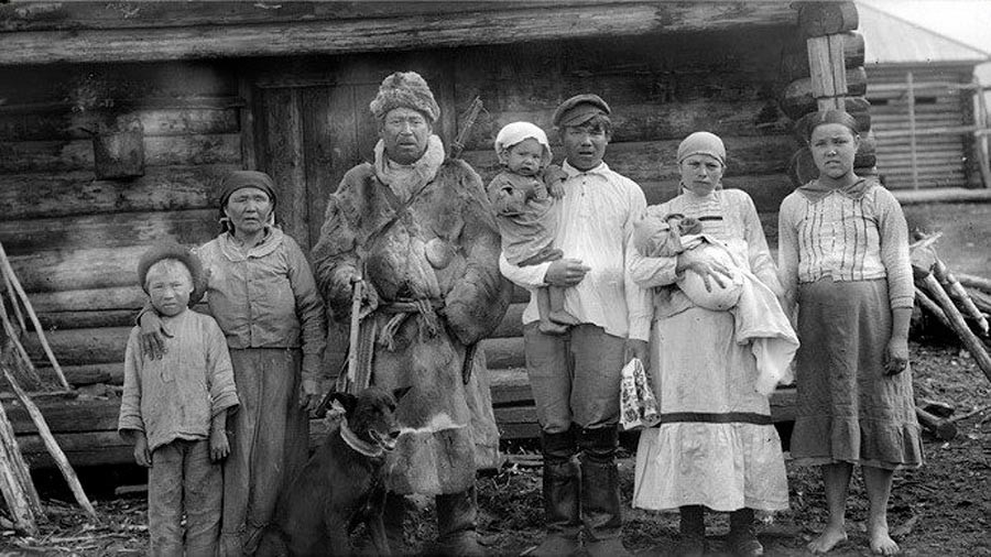 Семья Саламатовых. Камасинцы (невестка русская) - деревня Абалаково, 1925.