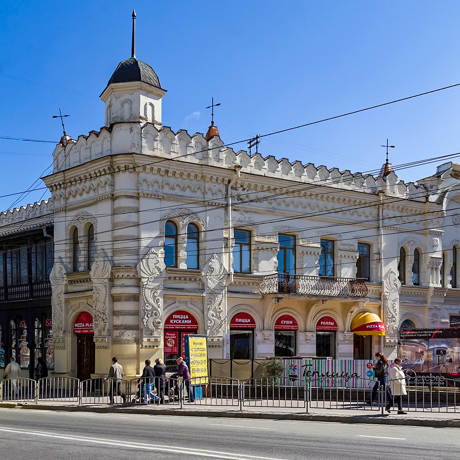 The pizzeria in Simferopol is still in the same building!