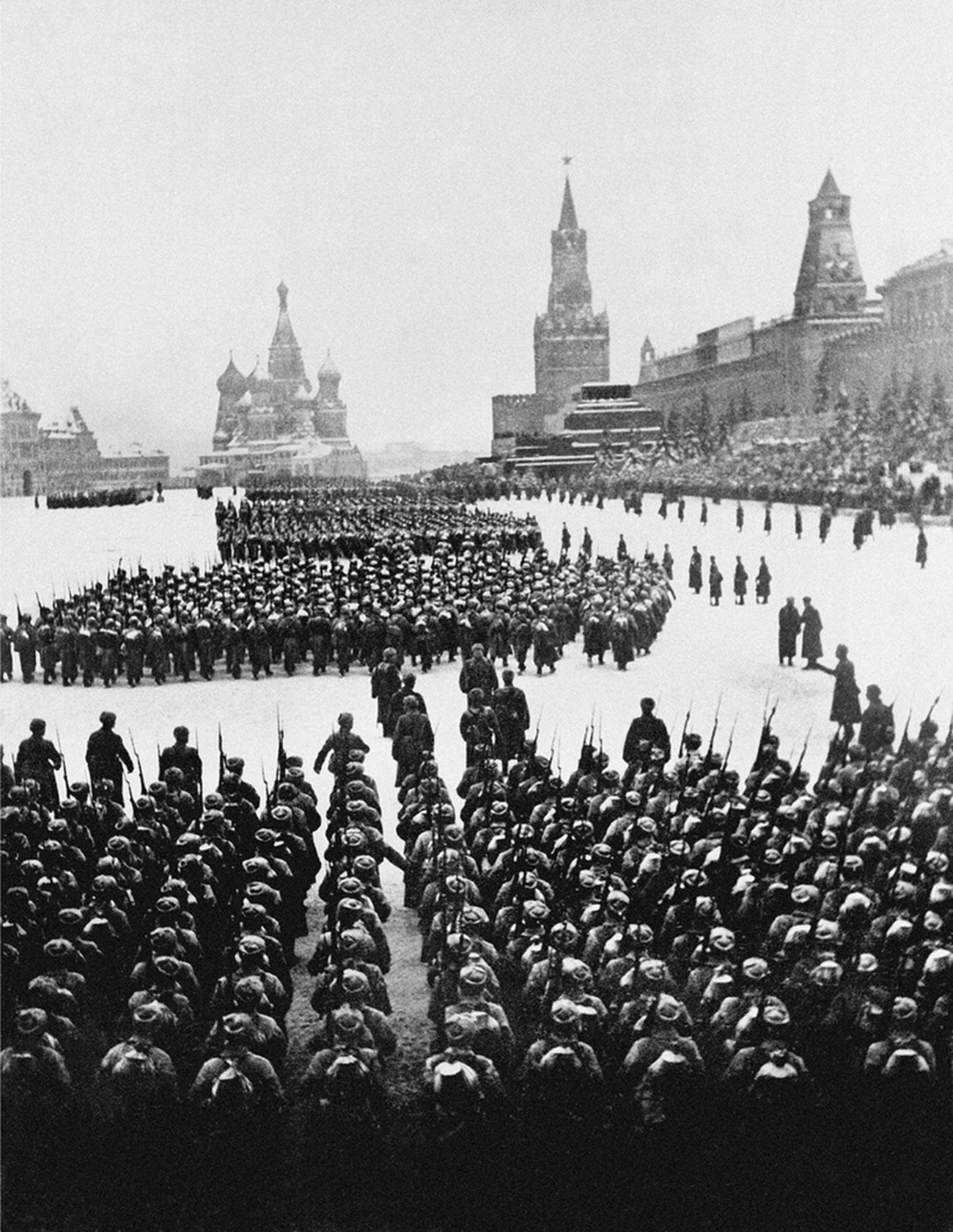 Die Militärparade auf dem Roten Platz am 7. November 1941.