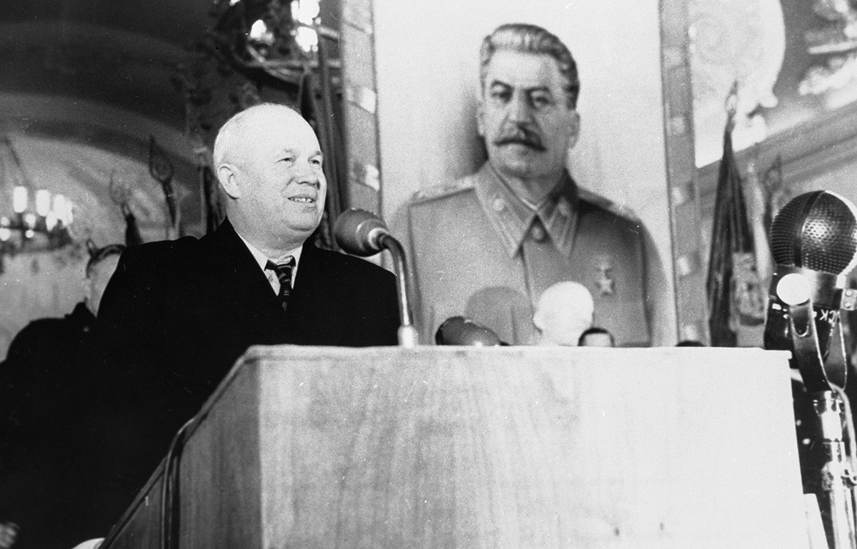 Никита Сергеевич Хрушчов говори на митинг на станция 