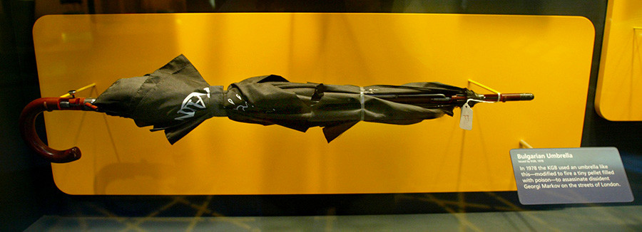 Une réplique du parapluie utilisé pour assassiner l'écrivain Markov exposée dans le International Spy Museum, à Washington