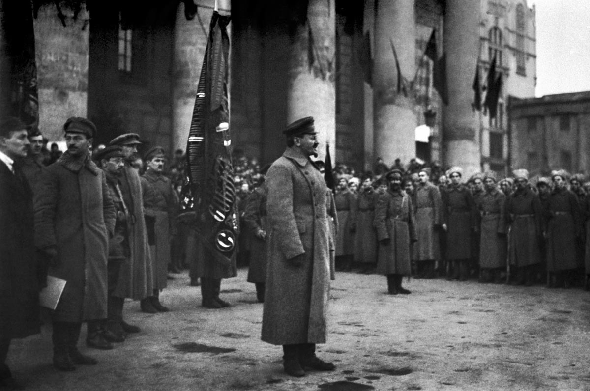 Leo Trotzki hält eine Rede vor den Soldaten der Roten Armee, 1918.