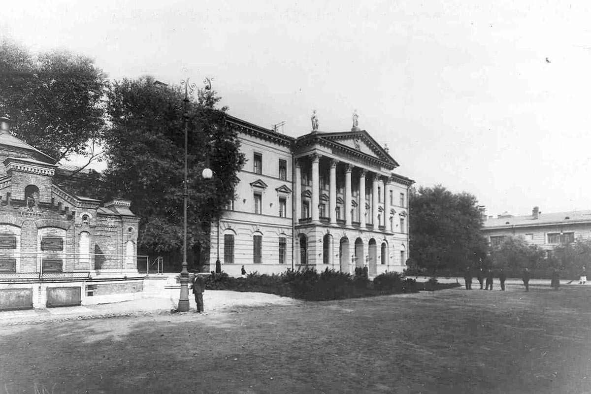 Die Staatsbank des Russischen Reiches von der Sadovaya-Straße in Sankt Petersburg aus gesehen.