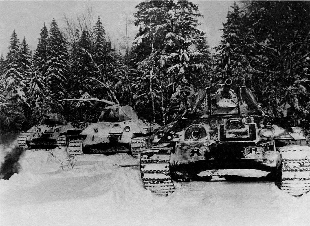 T-34 Panzer der 32. Panzerbrigade vor einem Angriff bei Tula, November 1941.