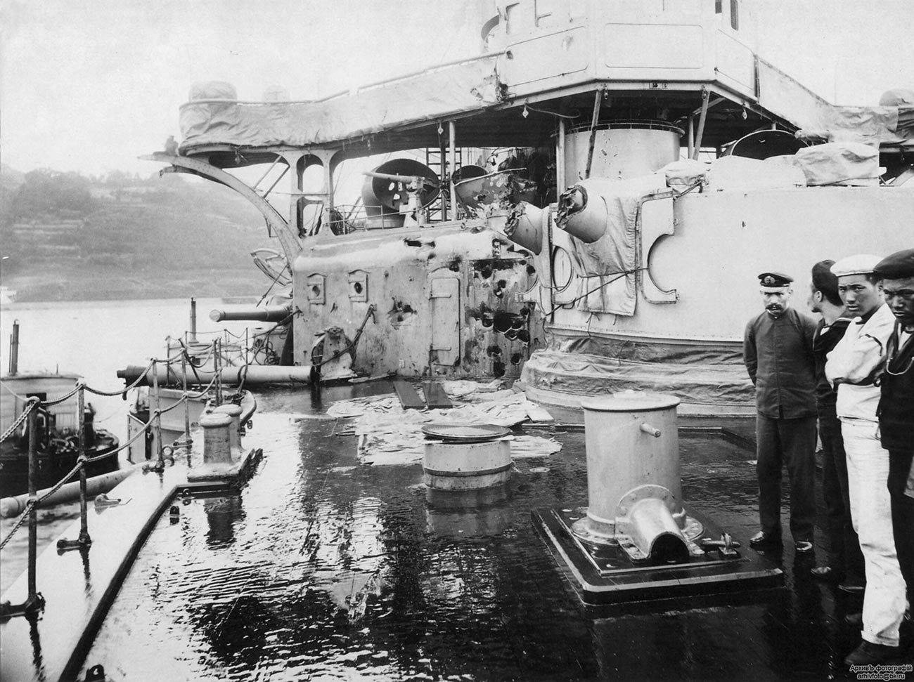 Fotografija škode na vojni ladji Nissin po eksploziji enega od njenih topov med bitko pri Cušimi maja 1905. V eksploziji je bil poškodovan bodoči admiral Jamamoto.