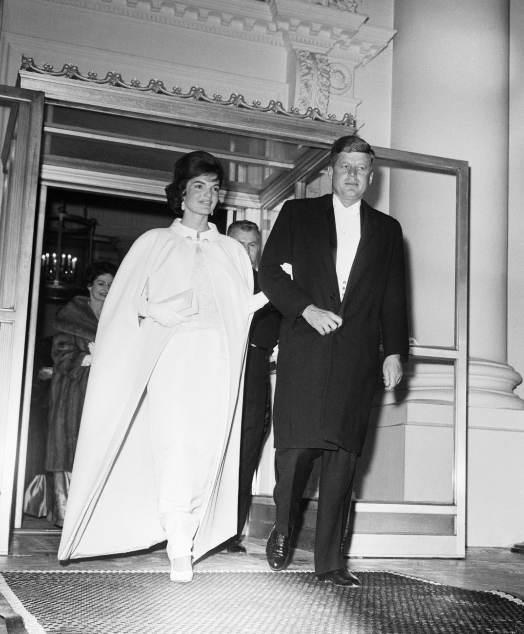 Präsident und Frau John F. Kennedy, als sie das Weiße Haus verließen, um an einer Reihe von Eröffnungsbällen teilzunehmen.